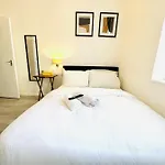 Immaculate 1-Bed Studio In London