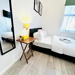 Immaculate 1-Bed Studio In London