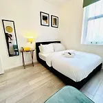 Immaculate 1-Bed Studio In London